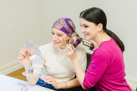Dieses Bild zeigt eine Brustkrebspatientin, die sich mit Tipps von einer Kosmetikerin schminkt. (https://lgfb.ch/wp-content/uploads/2022/03/shooting_lydia_deboraeliyozeyrek_web-1843.jpg)